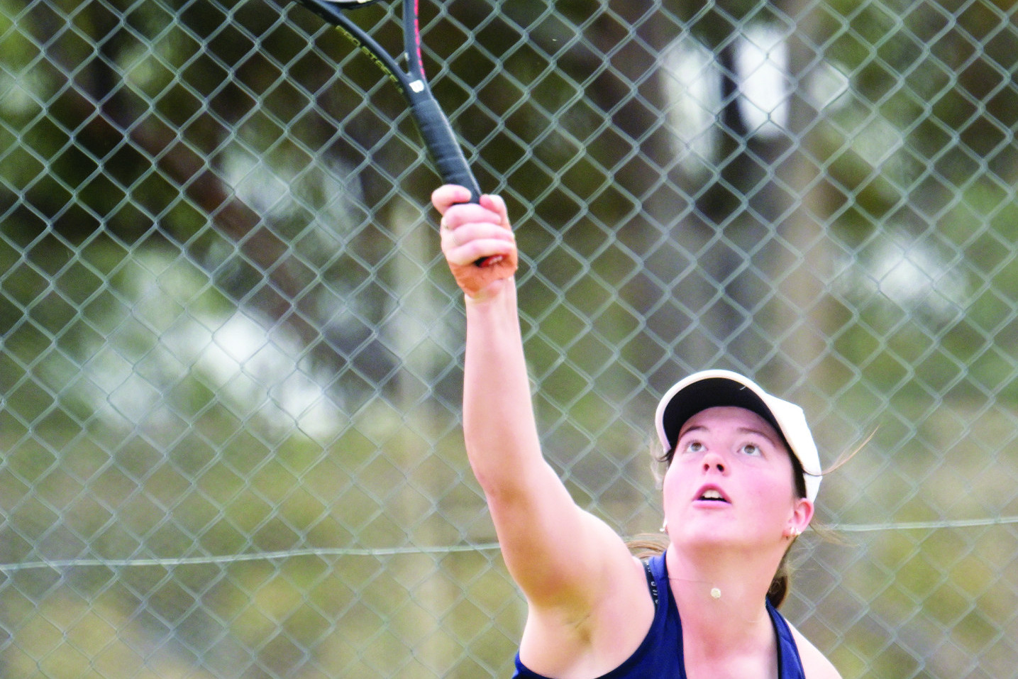 Charlton’s Abby Thompson serves it up to Kara Kara in the Blues’ shock win on Saturday. NCN PHOTO