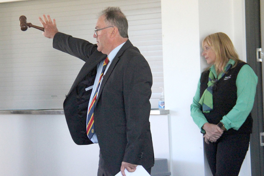 Auctioneer Luke Nevins from FP Nevins & Co accepts a bid as Sharlene Bertalli from Nutrien Ag Solutions looks on.