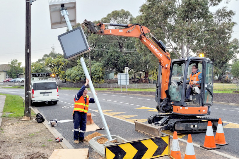 Flashing signs have been erected before the pedestrian crossing at the St. Arnaud Primary School