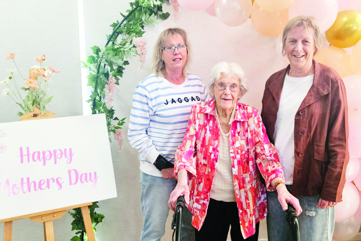 Kerryn Dyke (left) with her sister Glenda O’Neill (right) and their mother Betty Dyke (centre).